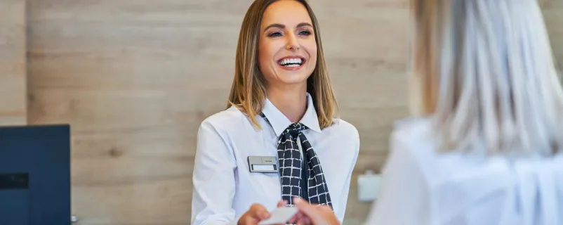 Frauen an der Rezeption eines Hotels