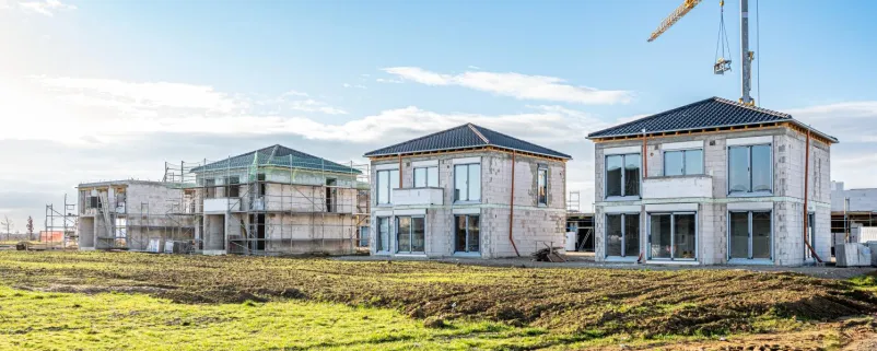 Baustelle mit Kran im Neubaugebiet