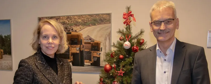 Geschäftsführer Michael Härtel übergab den Scheck an die Leiterin des Fundraising-Teams der St. Anna Kinderkrebsforschung, Lisa Huto.