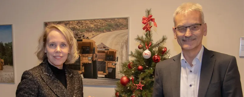 Geschäftsführer Michael Härtel übergab den Scheck an die Leiterin des Fundraising-Teams der St. Anna Kinderkrebsforschung, Lisa Huto.