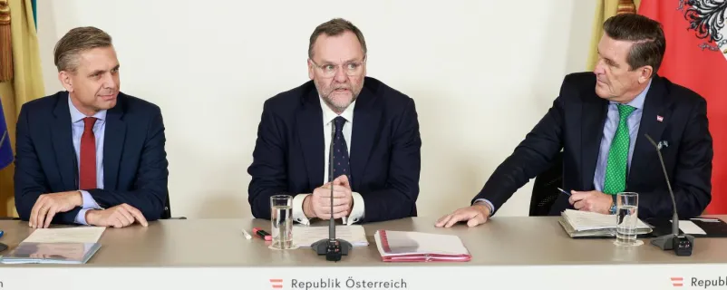 Wirtschaftsminister Wolfgang Hattmannsdorfer, Staatssekretär Sepp Schellhorn und Verkehrsminister Peter Hanke beim Pressefoyer nach dem Ministerrat.