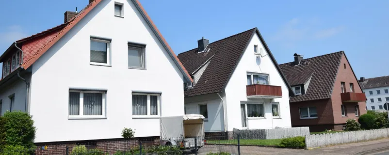 Wohnstraße mit Häusern der Nachkriegszeit