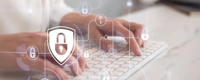 Hände an Computertastatur