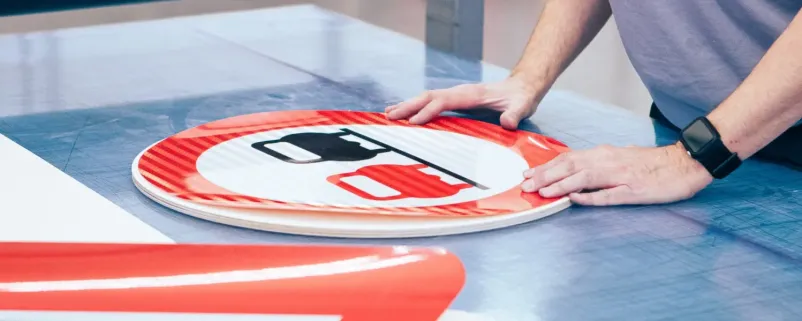 Verkehrsschilder aus Holz