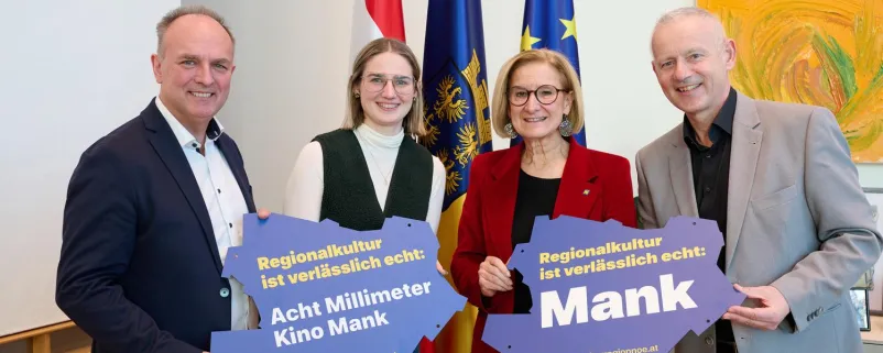 Eric Bouton, Betreiber des Kino „Acht Millimeter“ in Mank, mit Tochter Jaqueline Bouton, Landeshauptfrau Johanna Mikl-Leitner und Bürgermeister Martin Leonhardsberger mit der 100. „„Regionalkultur ist verlässlich echt“-Plakette.