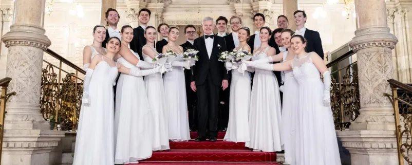 Thomas Schäfer-Elmayer mit dem mit dem Jungdamen- und -herrenkomitee des Kleinen Neubauer Opernballs.