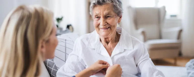 Pflegerin mit älterer Frau