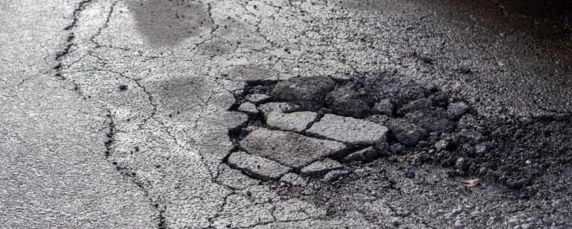 Schlagloch auf einer Straße