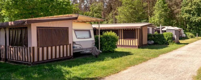 Wohnwagen als Dauercamper auf dem Campingplatz