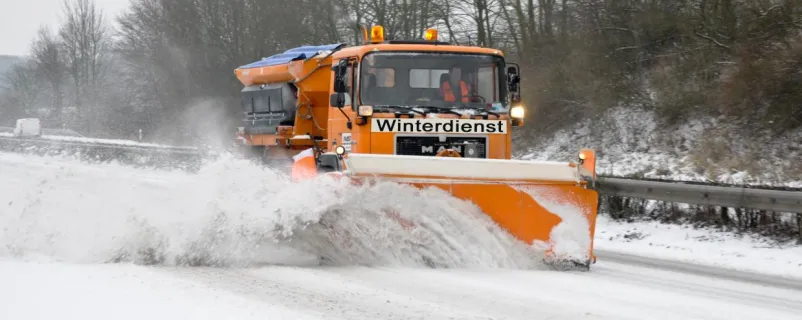 Schneepflug beim Schneeräumen