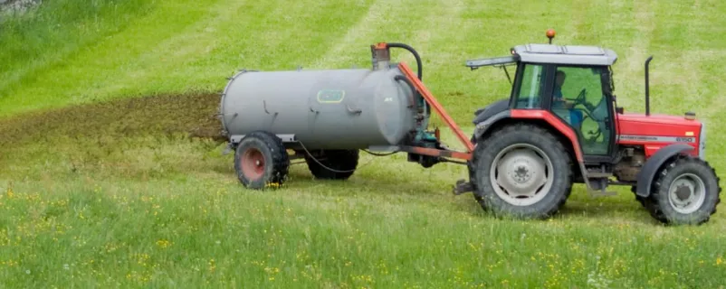 Traktor beim Güllen
