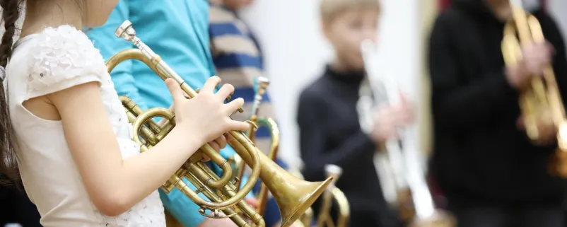 Kinder beim Trompeten-Unterricht