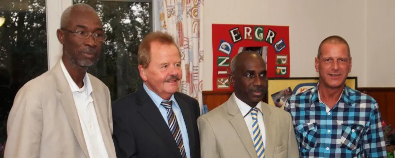 Der Bürgermeister der senegalesischen Gemeine Kidira, Demba Thiam, bei einem Besuch in Deutschland bei den „NaturFreunde Berghausen e.V“. Mit auf dem Bild sein Vorgänger als Bürgermeister, Mamadou Diallo, mit Heinz Roser und Frank Hörter.