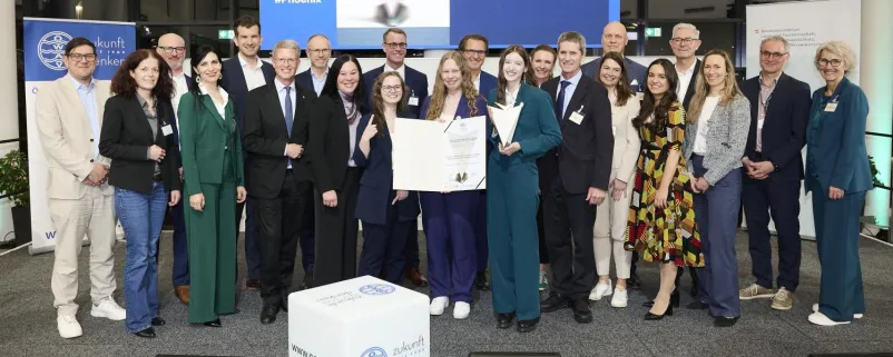 Die Gewinnerinnen des „Phönix“ 2026 (Mitte, v.r.n.l. Julia Kiraly, Franziska Halbwidl, Lisa Hochstöger, Conny Lachmann, Laura Puralka (abwesend)) mit ÖWAV Präsident Martin Niederhuber (vierter v.l.) und SC Christian Holzer (sechster v.r.)