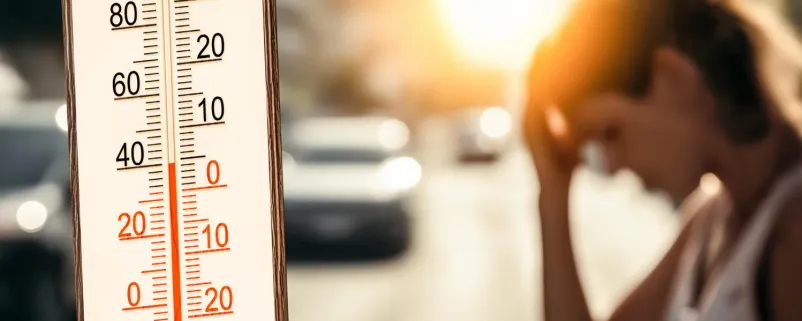 Frau leidet unter Hitze