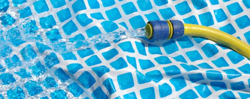 Schlauch in einem Plastikschwimmbecken