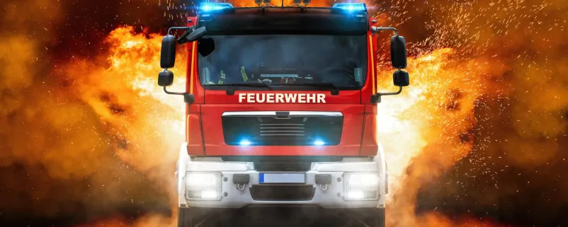 Feuerwehrauto während eines Brandes