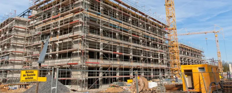 Baustelle mit Kran