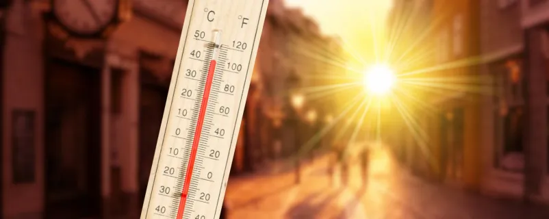 Ein Thermometer und Hitze in der Stadt
