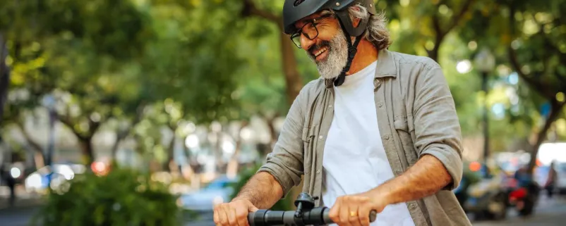 Mann auf einem Elektroroller