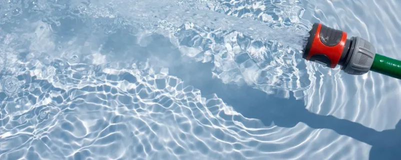 Befüllen eines Swimmingpools