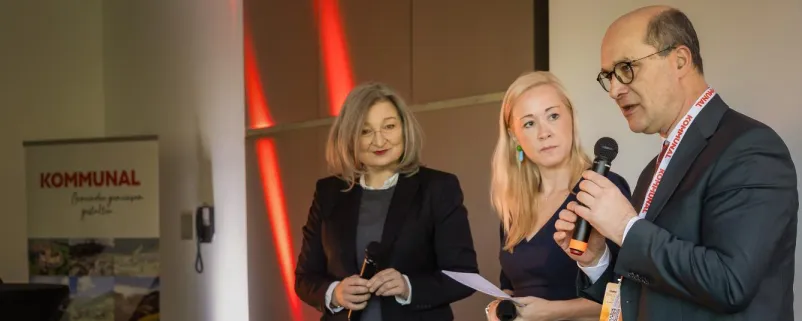 Gemeindebundpräsident Johannes Pressl diskutierte beim Kommunalwirtschaftsforum in Krems mit NEOS-Kommunalsprecherin Gertraud Auinger-Oberzaucher (li.) über Gemeindezusammenlegungen. Mitte: Moderatorin Sabine Kronberger