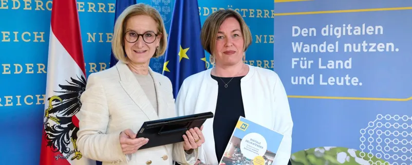 Landeshauptfrau Johanna Mikl-Leitner mit Gerlinde Muhr, Bürgermeisterin Bischofstetten.