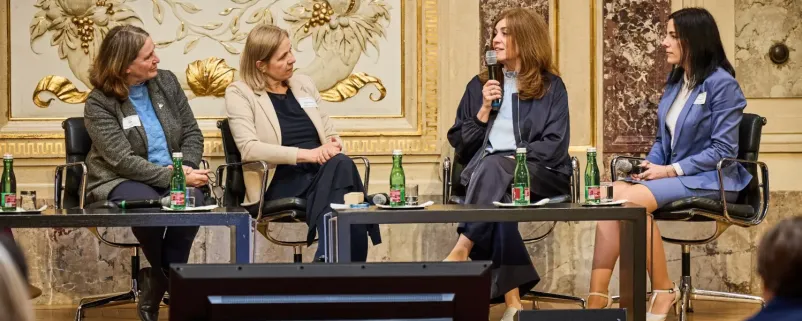 Im Gespräch bei der Bürgermeisterinnen-Konferenz: (v.l.n.r.  Vizebürgermeisterin Judith Schwentner und Bürgermeisterin Elke Kahr aus Graz, Bürgermeisterin Angela Baumgartner und Amtsleiterin Melinda Oesterreicher aus Sulz im Weinviertel.