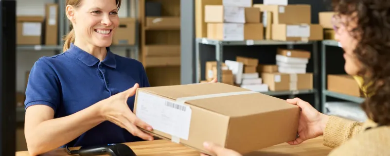Frau übernimmt ein Paket