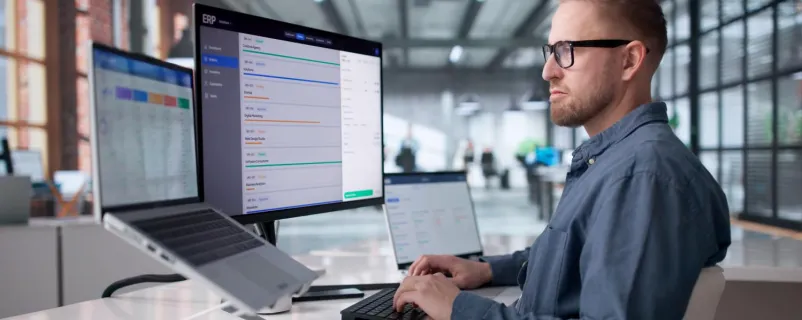 IT-Experte am Computer