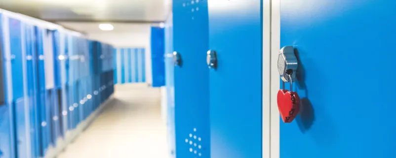 Blaue Spinde und Vorhängeschloss in der Schule