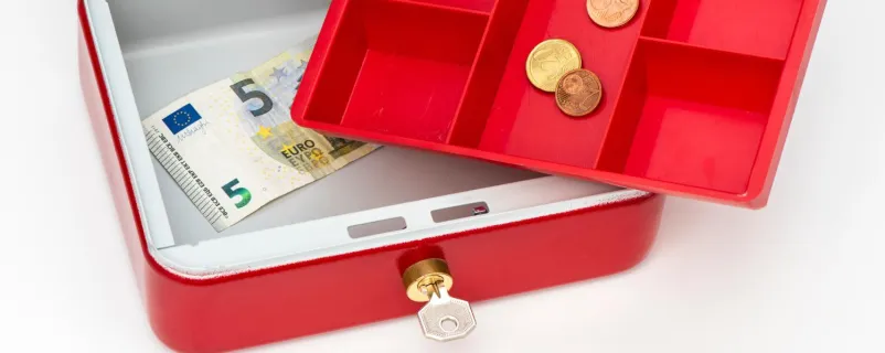 Geldkassette mit wenig Bargeld