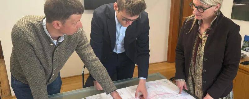 osef Seidl (Referat Ländliche Verkehrsinfrastruktur), Landesrat Maximilian Aigner, Reija Falkensteiner (Referatsleiterin Ländliche Verkehrsinfrastruktur).