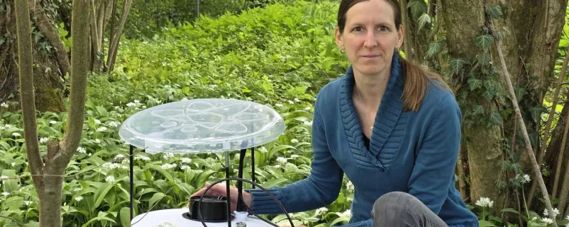 Karin Bakran-Lebl mit einer Lebendfalle für das Pathogen-Monitoring. 