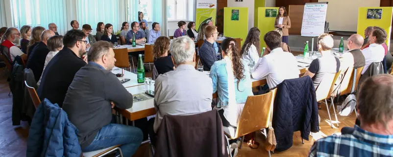  Rund 50 Vertreterinnen und Vertreter aus Landwirtschaft, Wasserbau, Naturschutz, Imkerei, Wissenschaft und Verwaltung brachten  ihre Erfahrungen und Perspektiven zur Eindämmung invasiver Arten ein.