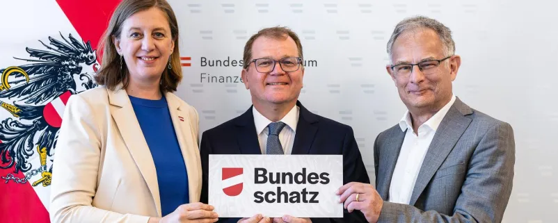 Am 22. April 2026 feierte der „Bundesschatz“, das Geldanlageprodukt des Bundes, seinen zweiten Geburtstag. Seit dem Start vor zwei Jahren wurden mehr als 170.000 Konten eröffnet – www.bundesschatz.at.  Finanzstaatssekretärin Barbara Eibinger-Miedl, Markus Stix, Sprecher der Geschäftsführung der Bundesfinanzierungsagentur, und Finanzminister Markus Marterbauer feierten das Jubiläum