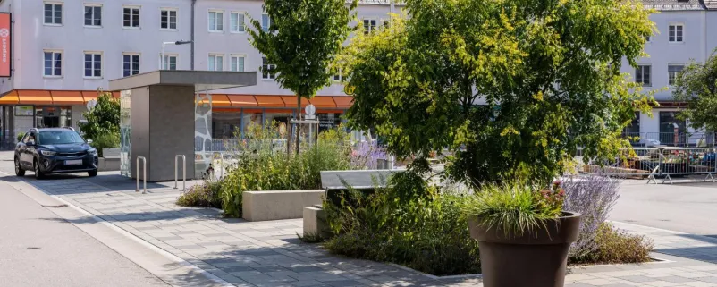 Der klimafitt umgestaltete Hauptplatz in Attnang-Puchheim.