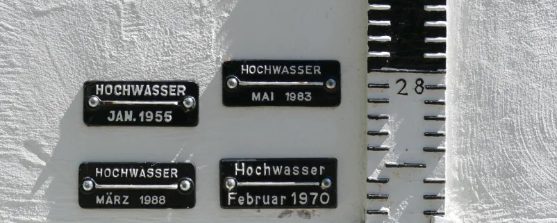 Hochwassermarken an Hauswand