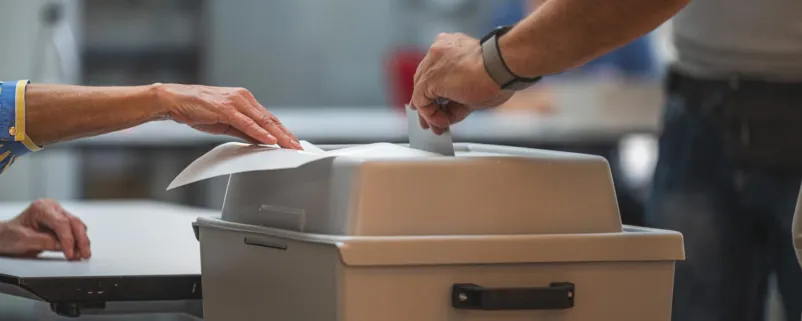 Ein Wähler wirft seinen Stimmzettel in die Wahlurne.