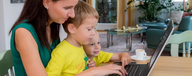 Frau mit Laptop und Kindern