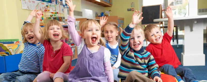 Kindergartenkinder zeigen auf