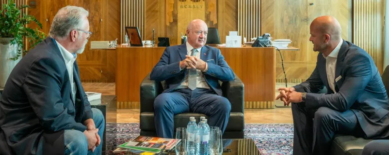 Bundeskanzler Christian Stocker im Gespräch mit KOMMUNAL-Chefredakteur Hans Braun und Kommunalverlag-Geschäftsführer Michael Zimper.