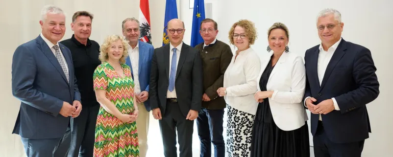 Finanzlandesrat Anton Kasser, Städtebundvertreter Bgm. Werner Krammer, Landesrätin Eva Prischl, GVV-Präsident Andreas Kollross, Gemeindebund Präsident Hannes Pressl, GVV Obmann Dieter Dorner, Landesrätin Christiane Teschl-Hofmeister, Landesrätin Susanne Rosenkranz, Landesrat Martin Antauer.