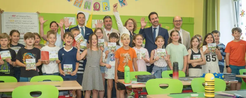 Der niederösterreichische Bildungsdirektor Karl Fritthum, Bürgermeister Stefan Loidl, die niederösterreichische Bildungs-Landesrätin Christiane Teschl-Hofmeister, Bildungsminister Christoph Wiederkehr und Gemeindebund-Präsident Johannes Pressl