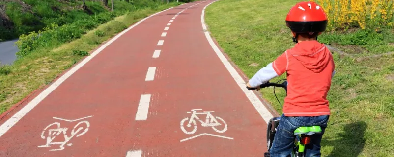 Kind auf einem Radweg