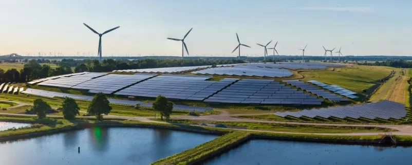 große PV-Anlage und Windräder im Hintergrund