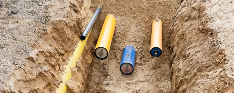Gasrohre und Wasserrohre werden verlegt