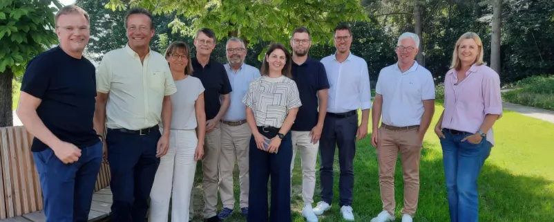  Zehn Tiroler Gemeindevertreter:innen waren im Haus Mostviertel in Öhling zu Gast, um sich beim GDA  ein Bild davon zu machen, wie gemeindeübergreifende Zusammenarbeit in der Praxis aussieht. An der Spitze der Delegation Verbands- und Gemeindebund-Vizepräsidentin Daniela Kampfl (ganz rechts). In der Mitte GDA-Geschäftsführerin Eva Zirkler.