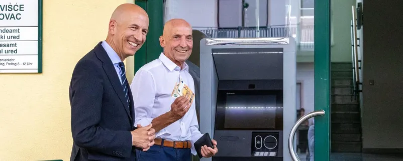 OeNB-Gouverneur Martin Kocher und Bürgermeister Leo Radakovits beim neuen Bankomaten in Güttenbach.