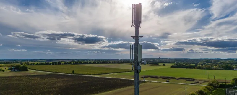 Handymast in einer Landschaft